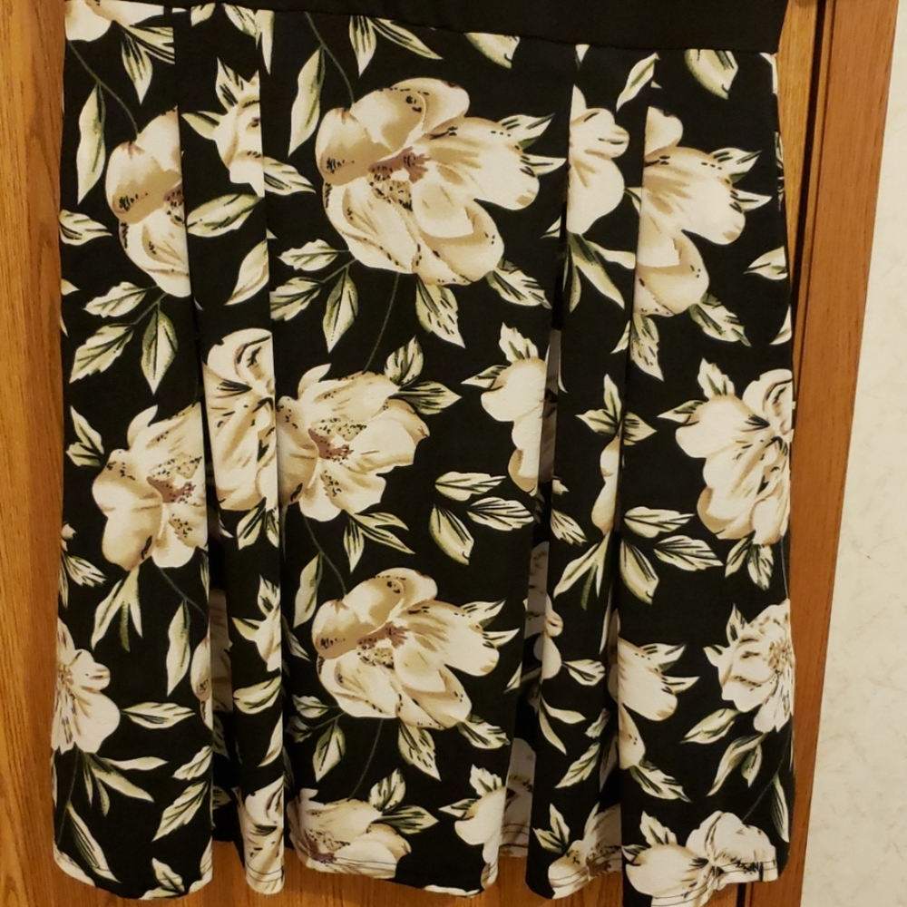 Black,white,cream floral dress, EUC size 1x - Picture 2 of 2